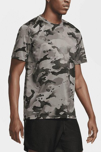 Nike Ανδρικό μπλουζάκι Dri Fit Camo Training Ανδρικό μπλουζάκι με μοτίβο παραλλαγής Μπεζ