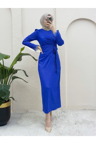 HİJABAYA فستان سهرة من الساتان - كم ريش وربطة جانبية