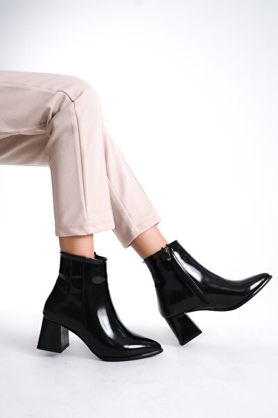 Limeo Γυαλιστερό λουστρίνι με μυτερά δάχτυλα μαύρο μπροστινό μεταλλικό λεπτομερές κοντό απλό μποτάκι με φερμουάρ