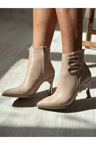 SHOEBOURNE Nude Deri Yılan Aksesuarlı Sivri Burun Kadın Metal Aksesuarlı Topuklu Bot