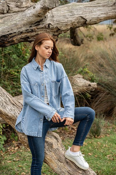 VerdeBlanco Cămașă din denim gros cu broderie albastră - detaliu buzunar