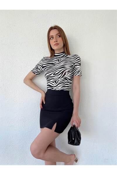 mydukkan.co بلوزة ذات ياقة واقفة وأكمام قصيرة منقوشة حمار وحشي