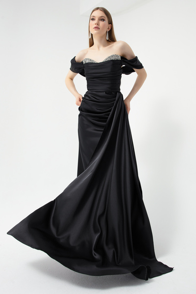 Lafaba Dámské černé večerní saténové šaty s výstřihem a výstřihem