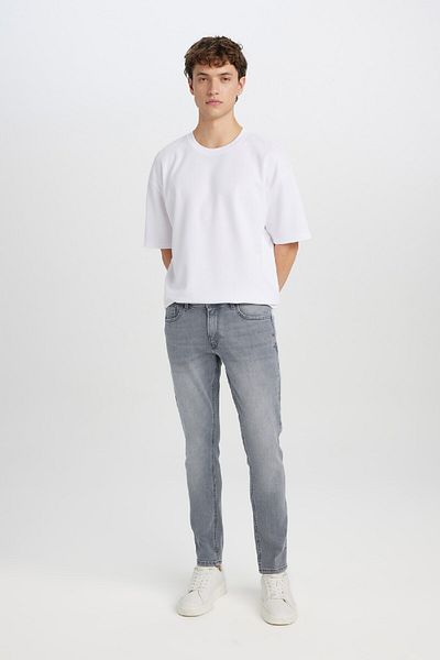 DeFacto Pedro Slim Fit Slim Fit Jeanshose mit normaler Taille, schmalem Bein und Taschen, D0027AX24AU