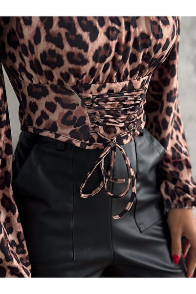 QUTTA Balonový rukáv s leopardím vzorem - vázaný korzetový vzhled Madonna Collar Diver Crop Blůza