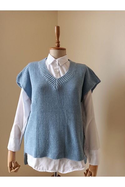 Butik Синята Inci носи пуловер с V-образно деколте
