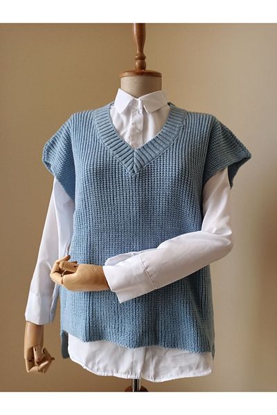 Butik Синята Inci носи пуловер с V-образно деколте