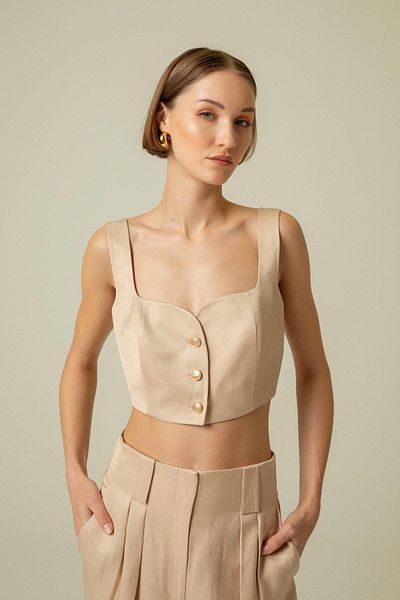 rue Μπεζ Crop Top - Λεπτομέρεια με λουράκι και χρυσό κουμπί