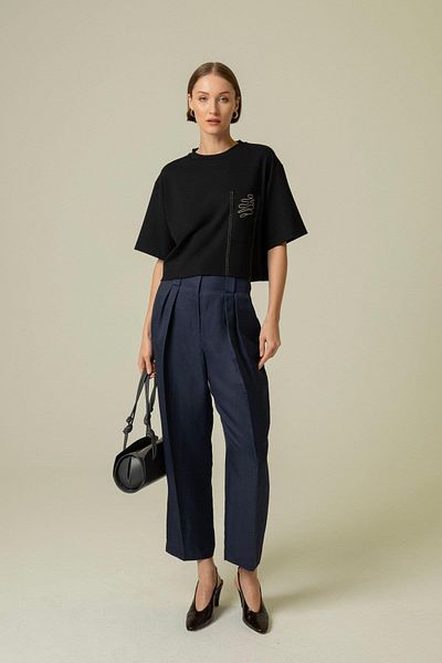 Rue Studio Tricou negru - Detaliu broderie buzunar