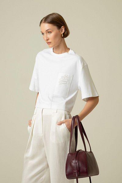 Rue Studio Tricou alb - Detaliu broderie buzunar