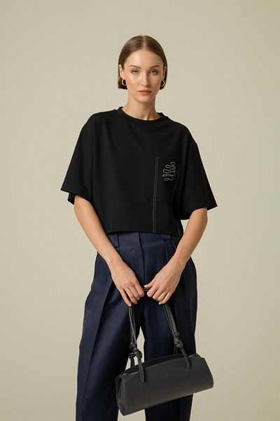 Rue Studio Tricou negru - Detaliu broderie buzunar