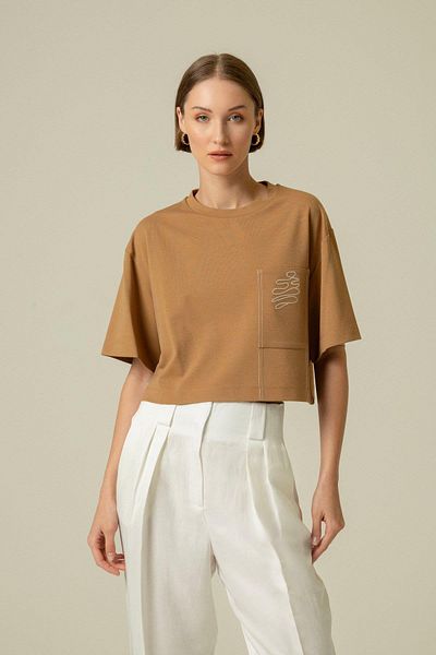 Rue Studio Μπλουζάκι Camel - Λεπτομέρεια κεντήματος τσέπης