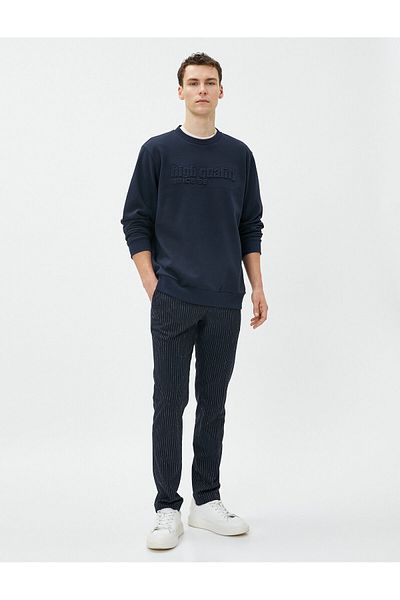 Koton Pullover mit Slogan-Stickerei und geprägtem, strukturiertem Rundhalsausschnitt