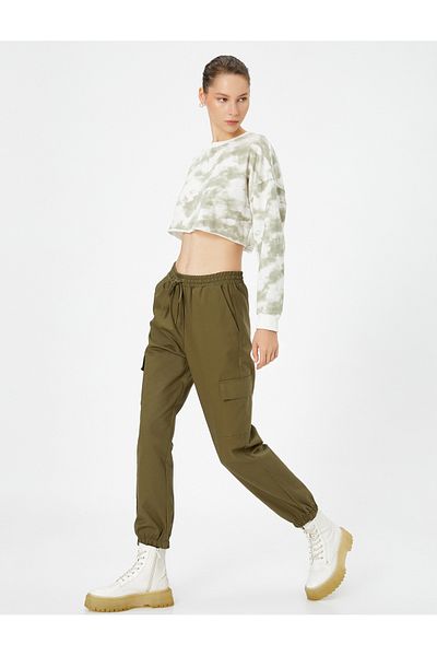 Koton Cargo-Gabardine-Hose mit gebundenen Taschen und Baumwollbund