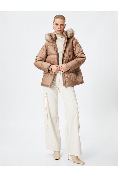 Koton Pufferjacke mit Kapuze, Reißverschluss, Taschen und Kunstpelzdetail