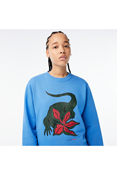 Lacoste x Netflix Kadın Loose Fit Bisiklet Yaka Baskılı Mavi Sweatshirt