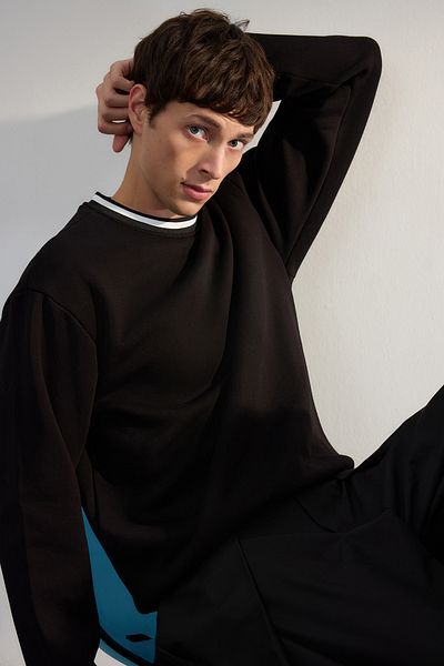 Trendyol Collection Μαύρο Premium Oversize/Wide Cut λαιμόκοψη λουράκι με λεπτομέρεια Basic Fleece φούτερ TMNAW25SW00093