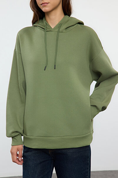Trendyol Collection Pletená mikina KHaki - silná vnitřní, fleecový detail kapsy, s kapucí - Regular Fit TWOAW24sw00075