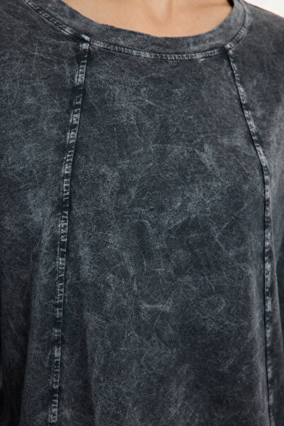 Trendyol Collection Antracitové tlusté bavlněné tričko s efektem praní a detailem prošívání Asymetrické pletené tričko TWOAW25TS00011