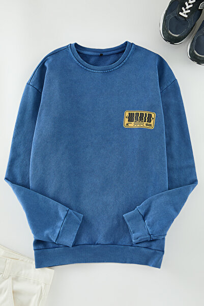 Trendyol Collection Indigo 100% bavlna Oversize/Wide Fit Distressed/Fad Effect Back Potištěná mikina TMNAW24SW00080