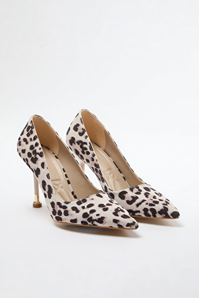 TRENDYOL SHOES Vícebarevné leopardí potisk kovové podpatky Dámské jehlové klasické boty na podpatku Takaw25To00034