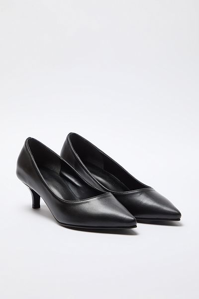 TRENDYOL SHOES Чорні жіночі класичні туфлі на підборах з гострим носком TAKAW25TO00022