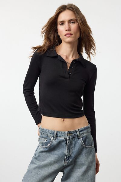 Trendyol Collection Elastyczna miękka tkanina - czarna bluzka z kołnierzykiem polo zapinana na guziki Twoaw24Bz00175