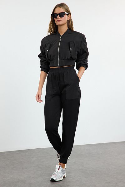 Trendyol Collection Μαύρο αλεξίπτωτο με λεπτομέρεια τσέπης ίσιο πλεκτό παντελόνι Jogger TWOAW25EA00045