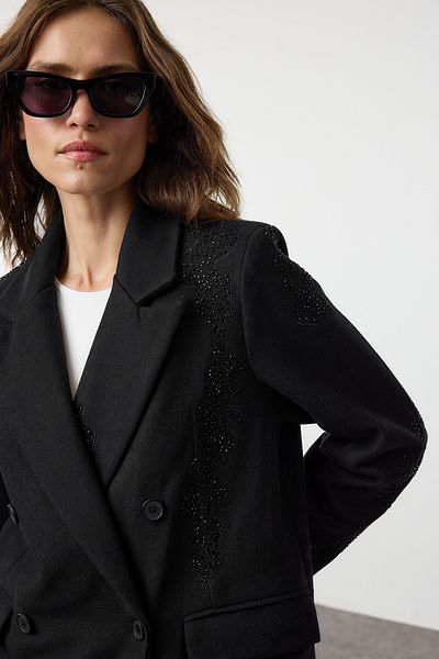 Trendyol Collection Černý dlouhý kabát s měkkou texturou – Detail výšivky, Regular Fit Twoaw25Kb00103
