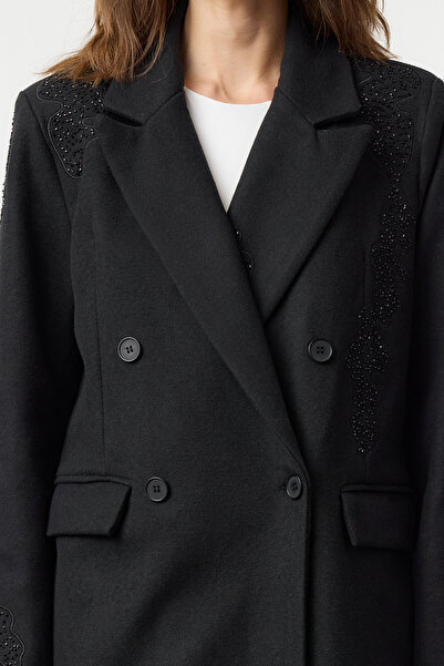 Trendyol Collection Černý dlouhý kabát s měkkou texturou – Detail výšivky, Regular Fit Twoaw25Kb00103