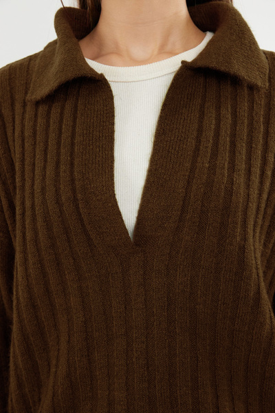 Trendyol Collection Brauner, weich strukturierter Strickpullover mit Polokragen TWOAW24KZ00678