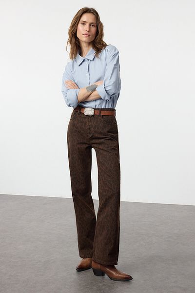 Trendyol Collection Braune Jeans mit hoher Taille und Leopardenmuster – TWOAW25JE00260