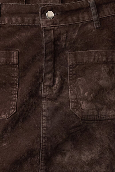 Trendyol Collection Mini džínová sukně v hnědém semišovém vzhledu s pravidelným pasem Twoaw25Et00101