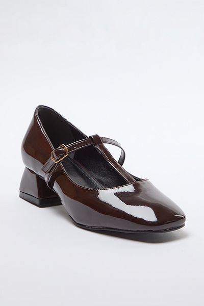 TRENDYOL SHOES Brązowe damskie lakierowane skórzane buty typu Mary Jane na obcasie typu Block z paskiem w kształcie litery T Takaw25To00035