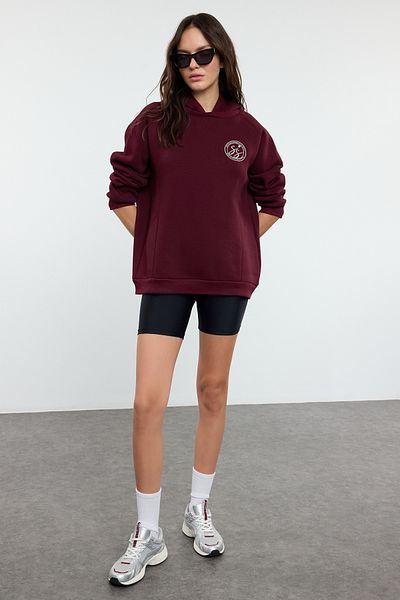 Trendyol Collection Übergroßes Sweatshirt mit dicker Fleece-Innenseite und Pflaumen-Slogan – TWOAW25SW00241
