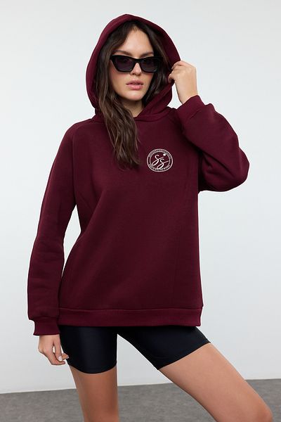 Trendyol Collection Übergroßes Sweatshirt mit dicker Fleece-Innenseite und Pflaumen-Slogan – TWOAW25SW00241