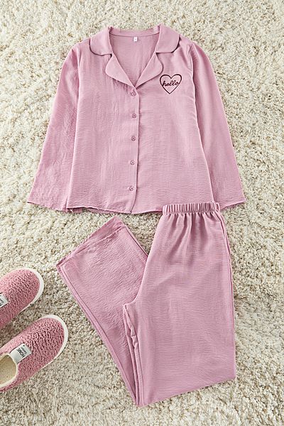 Trendyol Collection Set de pijamale țesute din satin cu slogan roz și broderie inimă THMAW24PT00000