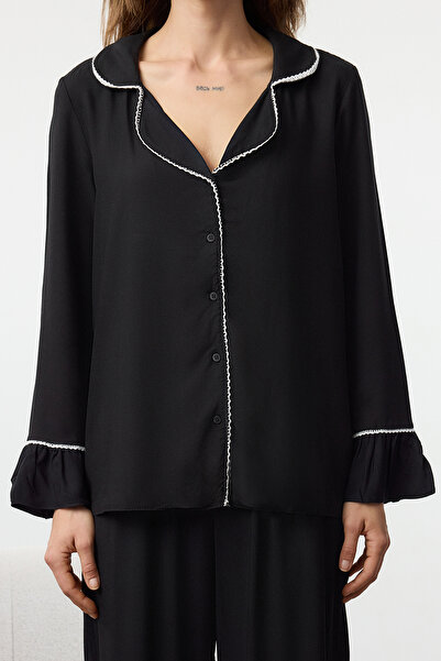 Trendyol Collection Σετ πιτζάμες από βισκόζη με μαύρη δαντέλα και λεπτομέρεια βολάν THMAW25PT00178