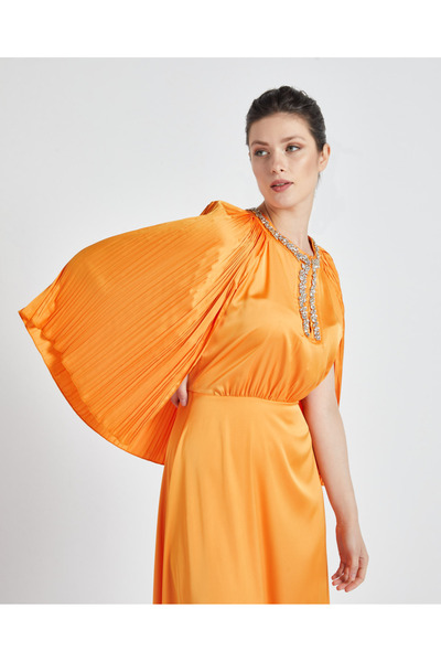 SERPİL Yaka Taş Detaylı Pelerin Kol A Kesim Saten Turuncu Elbise 36066