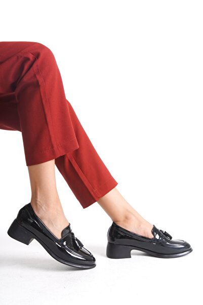 Brs Kadın Kalın Topuklu Yuvarlak Burun Püskül Detaylı Klasik Topuklu Ayakkabı Martha Siyah Rugan