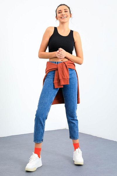 TOMMY LIFE Marineblaues Basic-Crop-Top-Unterhemd mit Nullärmeln und schmaler Passform und U-Ausschnitt für Damen – 97160