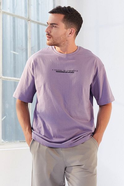 TOMMY LIFE Pánské oversize tričko s fialovým textem a výstřihem - 87984