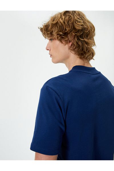Koton Basic-T-Shirt mit Rundhalsausschnitt, kurzen Ärmeln und schmaler Passform aus Baumwolle