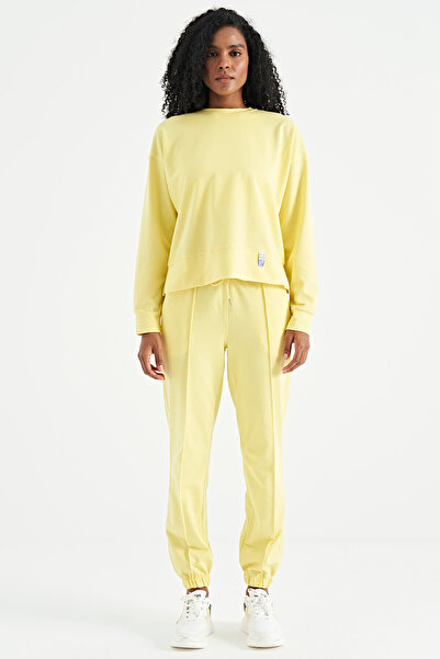 Veryperi طقم بدلة رياضية قصيرة كبيرة الحجم بلون الليمون - كتف منسدل، رقبة مست...