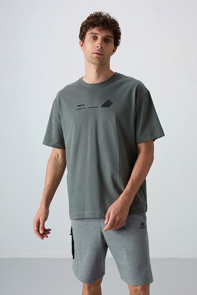 TOMMY LIFE Ανδρικό μπλουζάκι από χακί βαμβακερό χοντρό μαλακό ανάγλυφο με στάμπα μεγάλου μεγέθους - 88330
