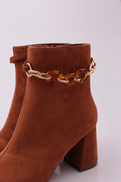 DGN Kadın Kalın Zincir Aksesuarlı Topuklu Bot Taba Süet 33215312821