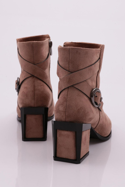 DGN Kadın Kemer Detaylı Topuklu Bot Vizon Süet 84121033