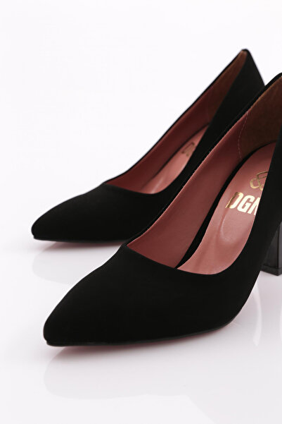 DGN 0620 Boty na vysokém podpatku nízkého střihu se špičatou špičkou