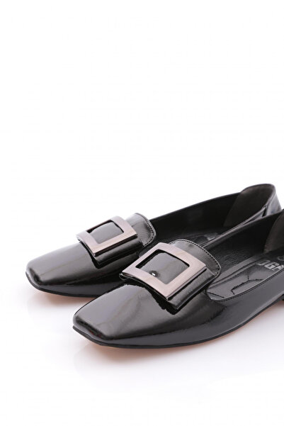 DGN Kadın  Aksesuarlı Babet Siyah Kırışık Rugan 2111022621