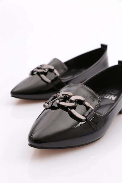 DGN Kadın Demir Aksesuarlı Babet Siyah Kırışık Rugan 211252621